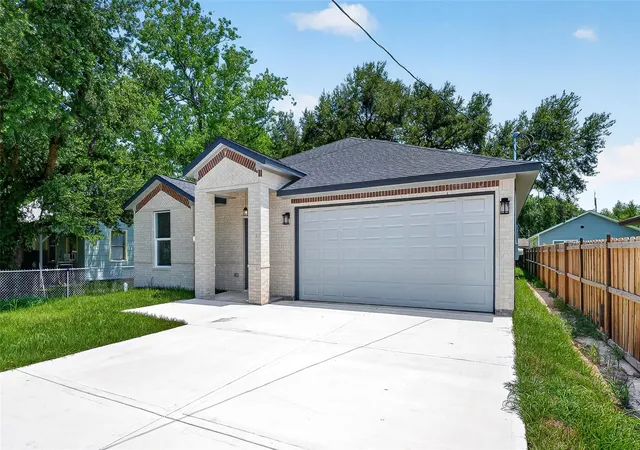 Photo 3 of Single family home for sale at 130 E Melville Dr, Crosby, TX 77532 | MLS# 80798626 | Listing updated on 2026-08-24