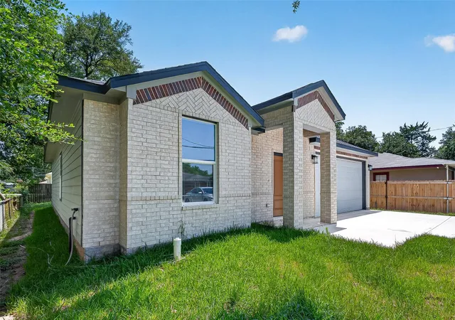 Photo 3 of Single family home for sale at 130 E Melville Dr, Crosby, TX 77532 | MLS# 80798626 | Listing updated on 2026-08-24