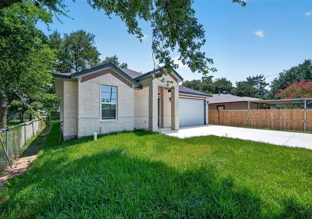 Photo 4 of Single family home for sale at 130 E Melville Dr, Crosby, TX 77532 | MLS# 80798626 | Listing updated on 2026-08-24