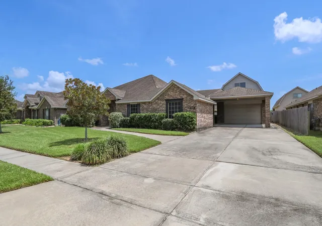 Photo 3 of Single family home for sale at 2109 Verde Valley Dr, League City, TX 77573 | MLS# 56100467 | Listing updated on 2026-09-15