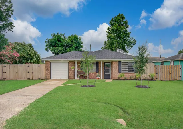 2nd image of 2615 6th Ave N, Texas City, TX 77590 | MLS# 72599915