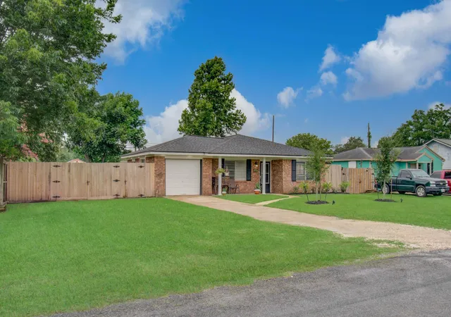3rd image of 2615 6Th Ave N, Texas City, TX 77590 | MLS# 72599915