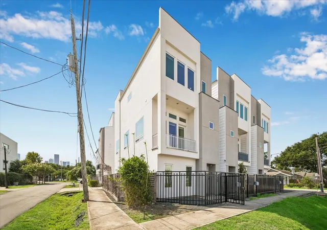 Photo 1 of Sale Pending at 408 Ennis St, Houston, TX 77003 | MLS# 17171097 | Listing updated on 2026-09-17