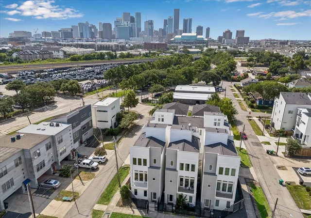 Photo 2 of Sale Pending at 408 Ennis St, Houston, TX 77003 | MLS# 17171097 | Listing updated on 2026-09-17