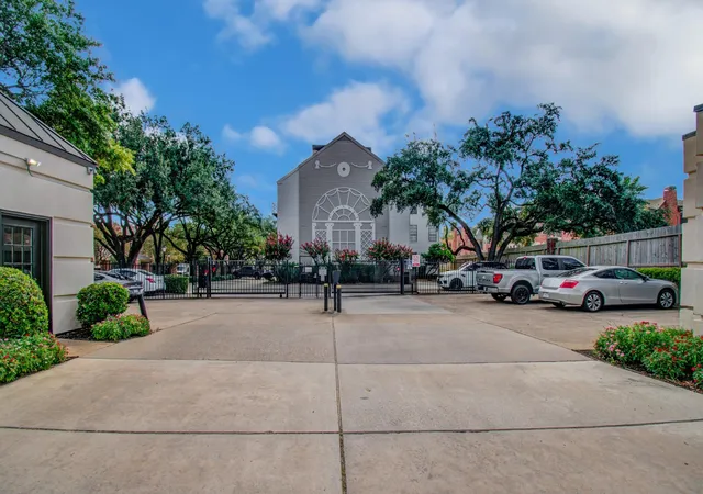 2nd image of 2333 Bering Dr #116, Houston, TX 77057 | MLS# 11726536