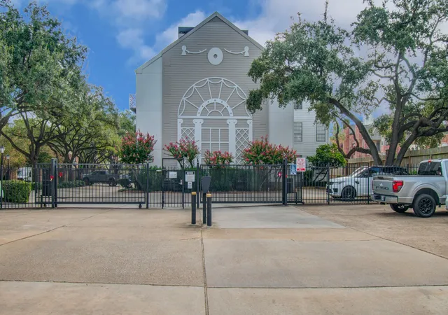 3rd image of 2333 Bering Dr #116, Houston, TX 77057 | MLS# 11726536