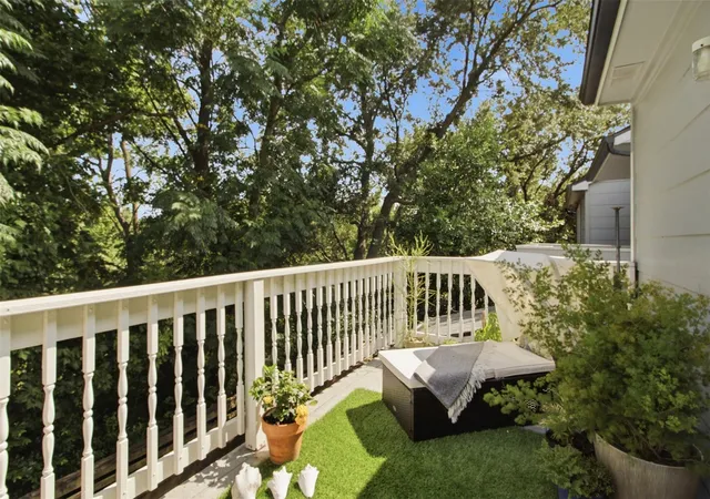Photo 2 of Townhouse for sale at 772 Worthshire St #3, Houston, TX 77008 | MLS# 42602455 | Listing updated on 2026-09-11