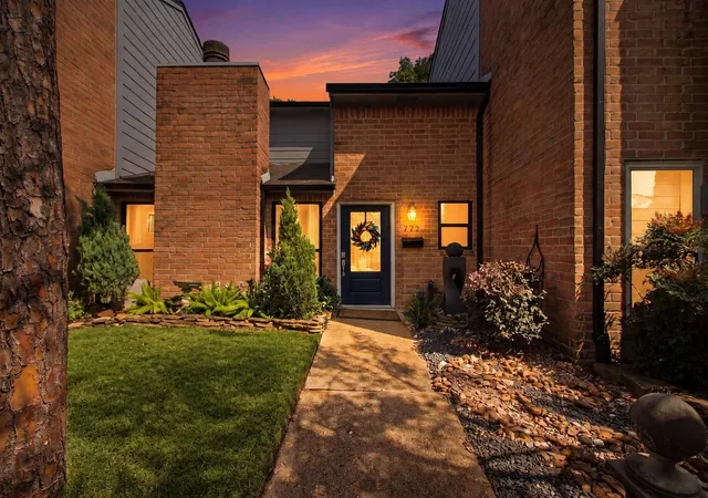 Photo 4 of Townhouse for sale at 772 Worthshire St #3, Houston, TX 77008 | MLS# 42602455 | Listing updated on 2026-09-11