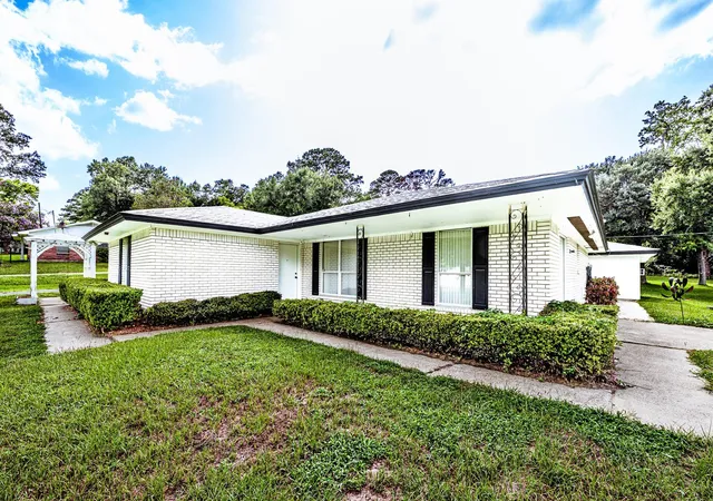 Photo 2 of Sale Pending at 1797 Sh 30 E, Huntsville, TX 77320 | MLS# 71696501 | Listing updated on 2026-09-10