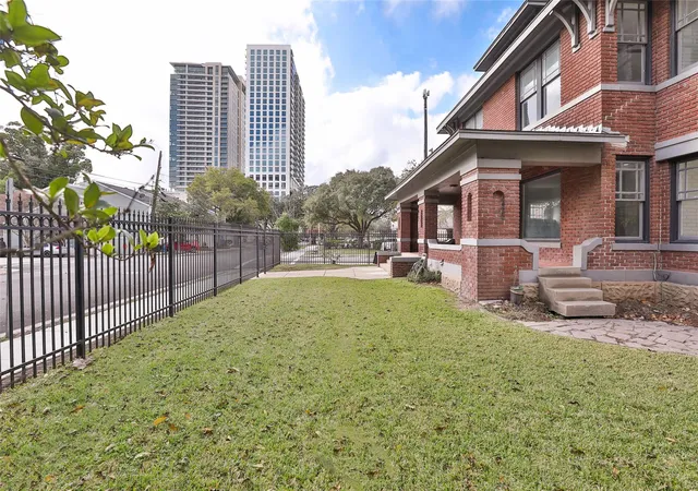 2nd image of 816 Hawthorne St, Houston, TX 77006 | MLS# 90675750