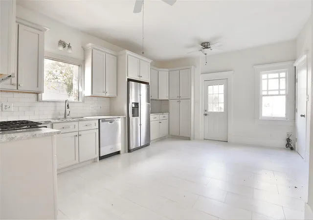 3rd image of 816 Hawthorne St, Houston, TX 77006 | MLS# 90675750