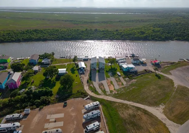 Photo 4 of Single family home for sale at 438 Private Rd 670, Matagorda, TX 77457 | MLS# 21373879 | Listing updated on 2026-10-09