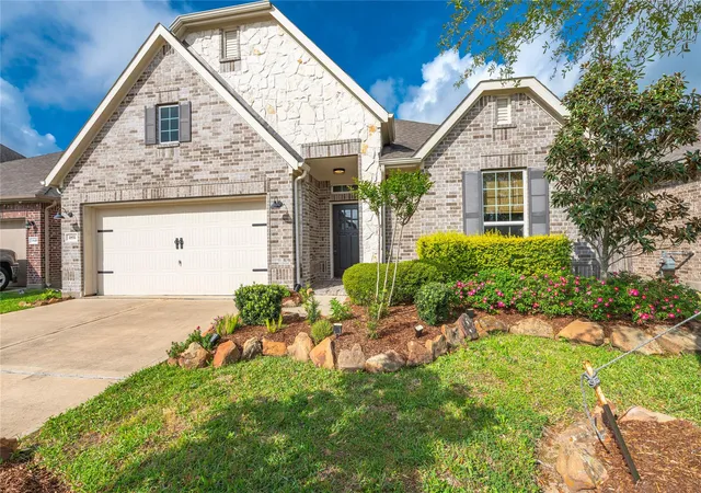 Photo 2 of Single family home for sale at 1851 Belle Pl, Alvin, TX 77511 | MLS# 40650755 | Listing updated on 2026-09-10