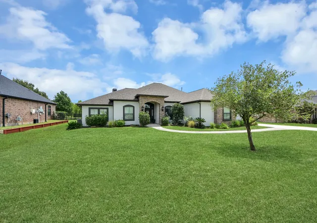 Photo 4 of Sale Pending at 11726 W Grand Pond Dr, Montgomery, TX 77356 | MLS# 37929098 | Listing updated on 2026-08-28