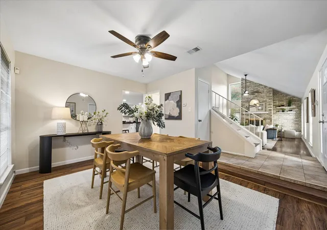3rd image of 813 Lakeview Dr, Sugar Land, TX 77498 | MLS# 19633158