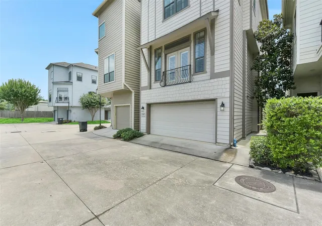31st image of 905 Garden Oaks Tr, Houston, TX 77018 | MLS# 8317922