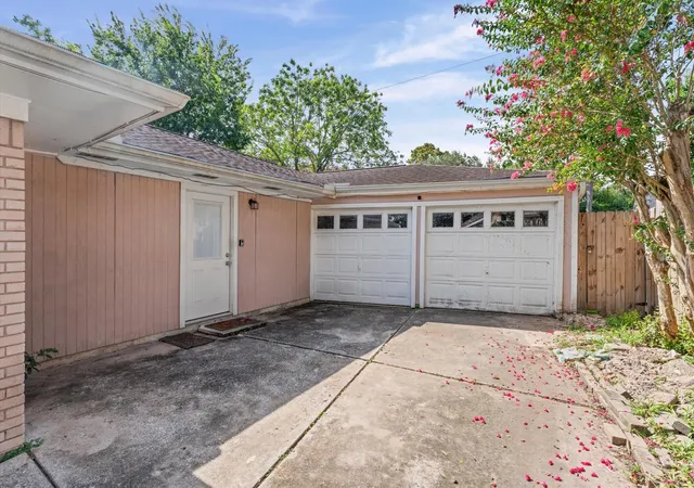 4th image of 6119 Yarwell Dr, Houston, TX 77096 | MLS# 67851199