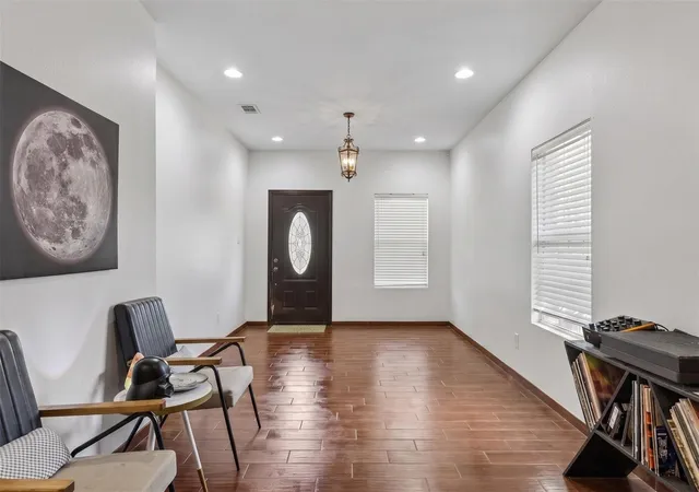 3rd image of 922 Bayonne St, Dallas, TX 75212 | MLS# 81150225
