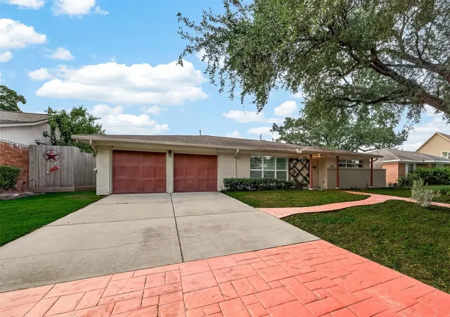 Photo 2 of Single family home for sale at 4814 Omeara Dr, Houston, TX 77035 | MLS# 82081063 | Listing updated on 2026-09-13