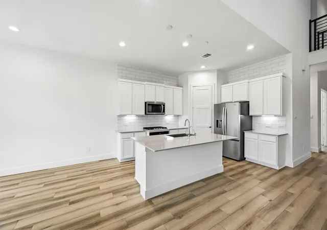 Photo 2 of Single family home for sale at 428 Summerset Landing Ct, Conroe, TX 77304 | MLS# 91199540 | Listing updated on 2026-09-08