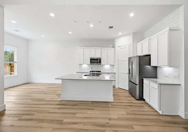 Photo 4 of Single family home for sale at 428 Summerset Landing Ct, Conroe, TX 77304 | MLS# 91199540 | Listing updated on 2026-09-08