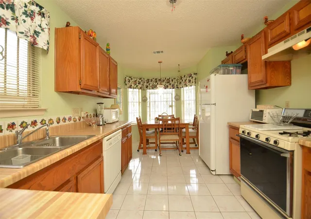 4th image of 12322 Tambourine Dr, Stafford, TX 77477 | MLS# 97496512