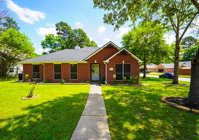 Photo 2 of Single family home for sale at 200 Canterbury Dr, Conroe, TX 77303 | MLS# 83541150 | Listing updated on 2026-08-11