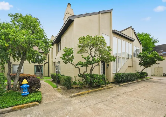 2nd image of 1116 Bering Dr #25, Houston, TX 77057 | MLS# 85606044