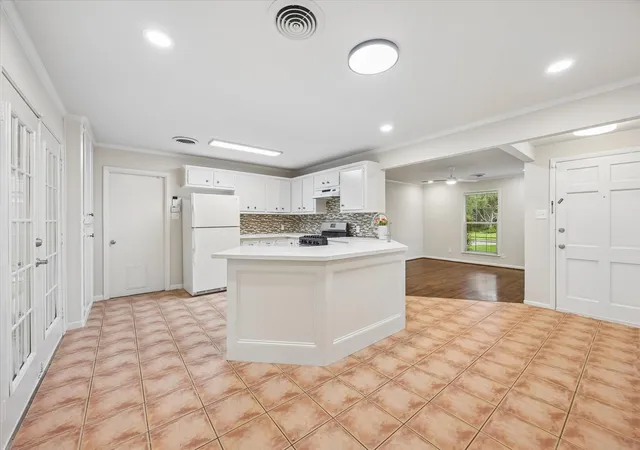 Photo 3 of Single family home for sale at 5615 Burlinghall Dr, Houston, TX 77035 | MLS# 21375111 | Listing updated on 2026-09-08