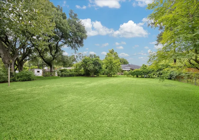 Photo 4 of Single family home for sale at 5615 Burlinghall Dr, Houston, TX 77035 | MLS# 21375111 | Listing updated on 2026-10-10