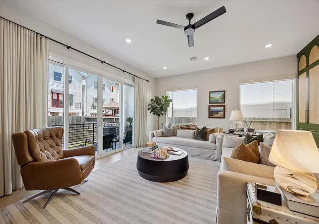 Photo 2 of Sale Pending at 5532 Darling St, Houston, TX 77007 | MLS# 7516655 | Listing updated on 2026-09-13