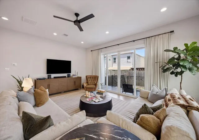 Photo 3 of Sale Pending at 5532 Darling St, Houston, TX 77007 | MLS# 7516655 | Listing updated on 2026-09-13