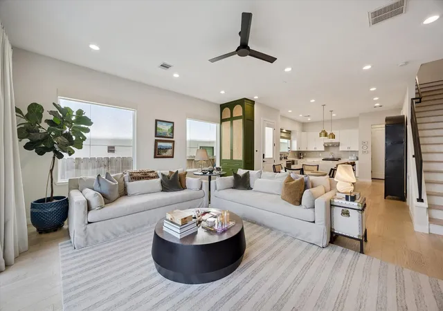 Photo 3 of Sale Pending at 5532 Darling St, Houston, TX 77007 | MLS# 7516655 | Listing updated on 2026-09-13