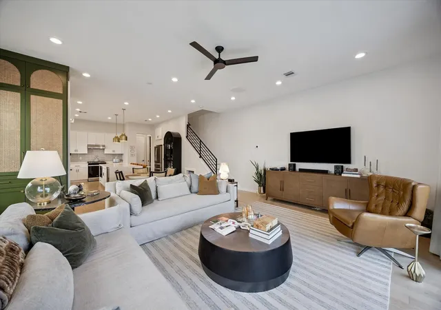 Photo 4 of Sale Pending at 5532 Darling St, Houston, TX 77007 | MLS# 7516655 | Listing updated on 2026-09-13