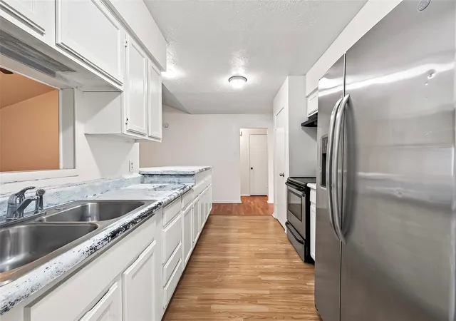 Photo 4 of Single family home for sale at 10431 Towne Oak Ln, Sugar Land, TX 77498 | MLS# 21444887 | Listing updated on 2026-09-02