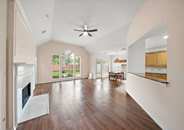 4th image of 7319 Emerald Glen Dr, Sugar Land, TX 77479 | MLS# 69713337
