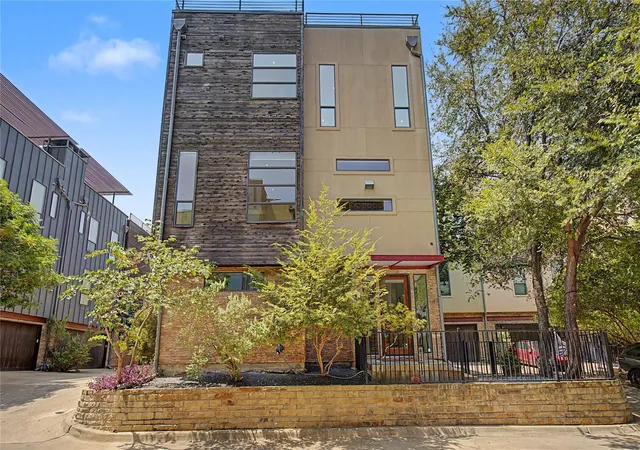 2nd image of 432 Trinity River Cir, Dallas, TX 75203 | MLS# 14535754