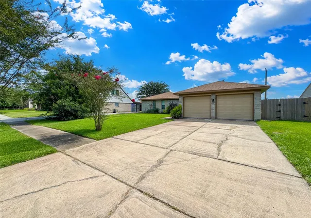 2nd image of 39 Oak Harbor Dr, Houston, TX 77062 | MLS# 23806229