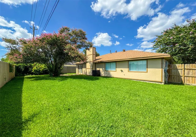 32nd image of 39 Oak Harbor Dr, Houston, TX 77062 | MLS# 23806229
