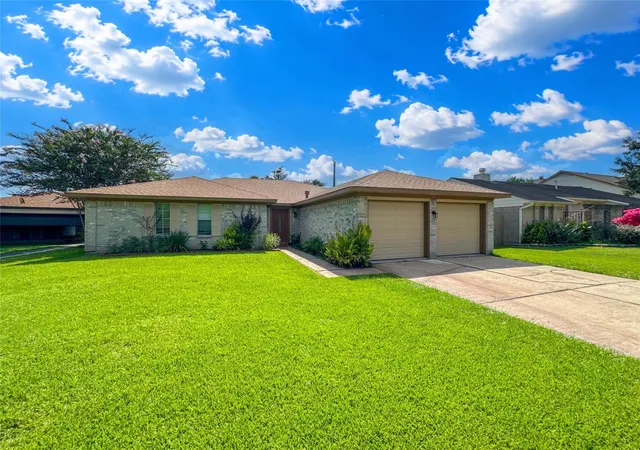 3rd image of 39 Oak Harbor Dr, Houston, TX 77062 | MLS# 23806229