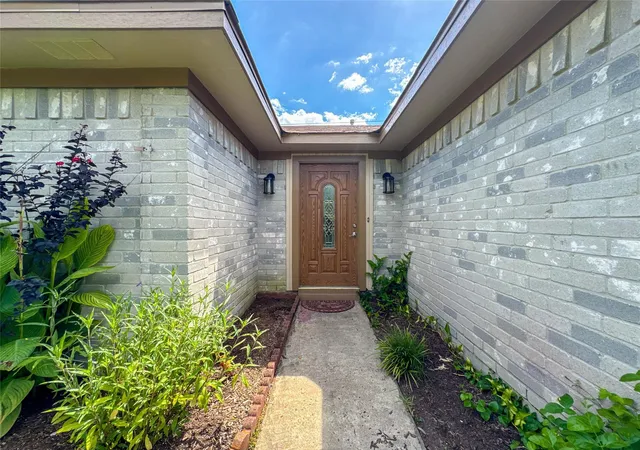 4th image of 39 Oak Harbor Dr, Houston, TX 77062 | MLS# 23806229