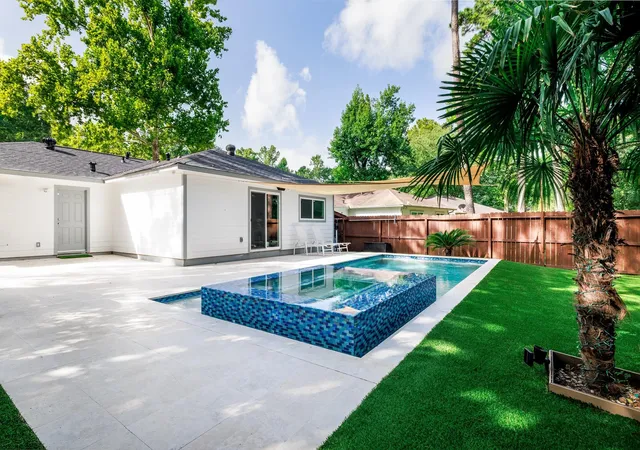 Photo 2 of Single family home for sale at 29 N Wavy Oak Cir, Spring, TX 77381 | MLS# 54447518 | Listing updated on 2026-09-11