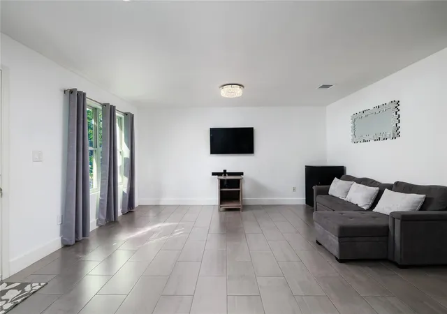 Photo 4 of Single family home for sale at 29 N Wavy Oak Cir, Spring, TX 77381 | MLS# 54447518 | Listing updated on 2026-09-11