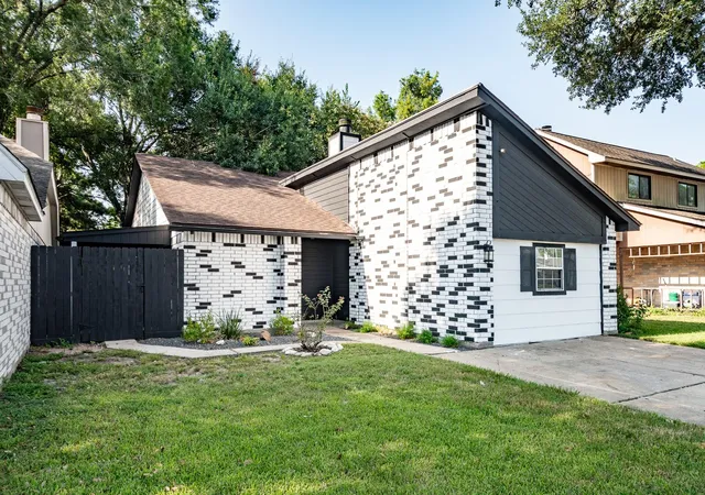 Photo 1 of Single family home for sale at 30 Crestbriar Ct, Baytown, TX 77521 | MLS# 73729435 | Listing updated on 2026-08-31