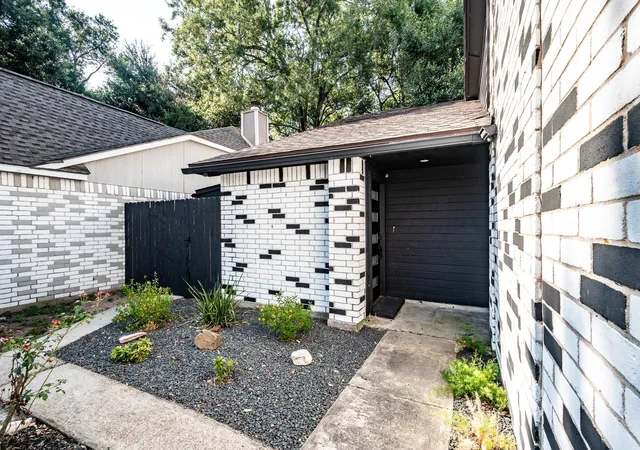 Photo 2 of Single family home for sale at 30 Crestbriar Ct, Baytown, TX 77521 | MLS# 73729435 | Listing updated on 2026-08-31