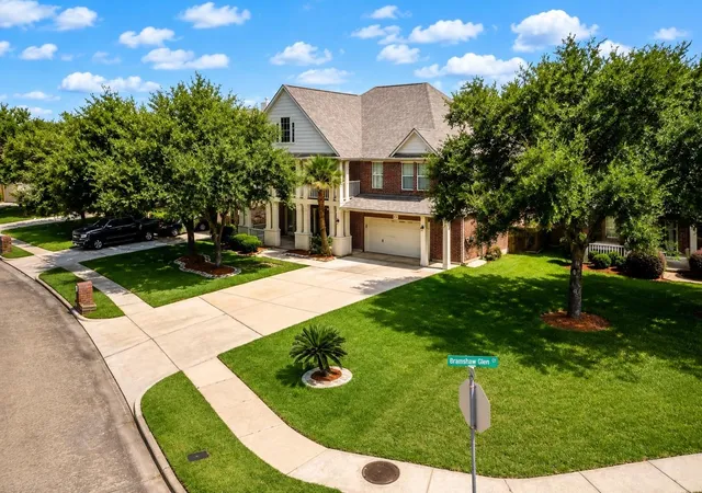 Photo 3 of Single family home for sale at 6818 Russelfield Ln, Houston, TX 77049 | MLS# 7655128 | Listing updated on 2026-08-12