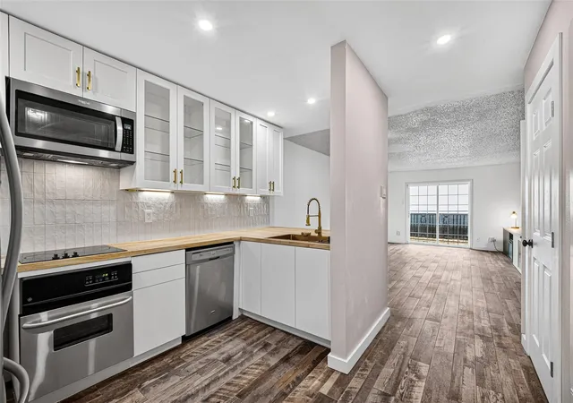 1st image of 3131 Sw Fwy, Houston, TX 77098