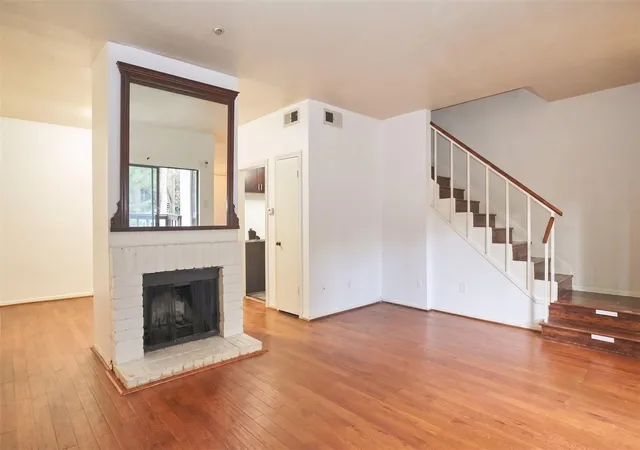Photo 4 of Townhouse for sale at 11711 Memorial Dr, Houston, TX 77024 | MLS# 70342052 | Listing updated on 2026-09-10