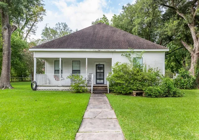 2nd image of 385 W Cora Lee St, Sour Lake, TX 77659 | MLS# 63988838
