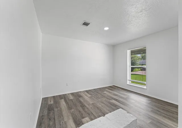 3rd image of 5403 Tavenor Ln, Houston, TX 77048 | MLS# 26892193